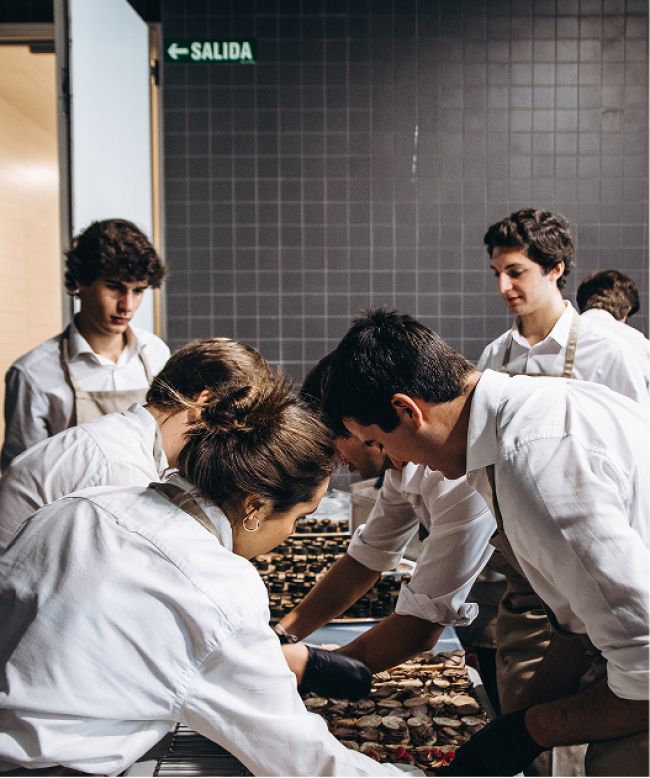 Bandeja de aperitivos con brochetas de verdura y albahaca servidos en coffee break de evento gastronómico