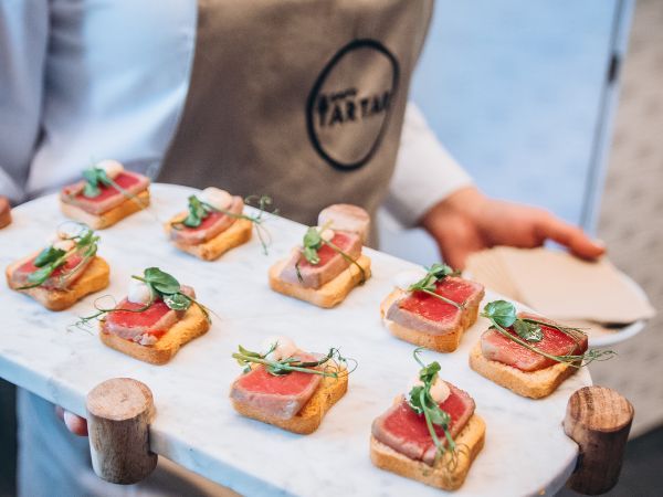 Servicio de vino tinto español durante un evento corporativo organizado por Grupo Tartar